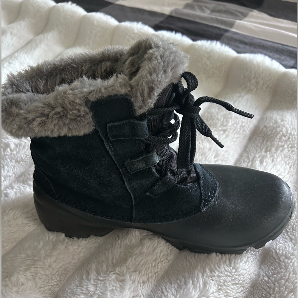 Columbia Black and Gray Fur-Lined Boots